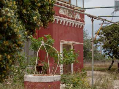 Delimitato da un�inferriata, oltre la quale si intravede un rigoglioso giardino con tanto di pozzo...